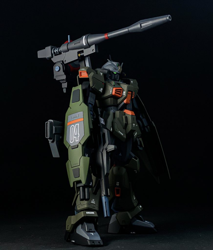 右手のシールドにはガトリングも装備しております。シールドはHGジンクスのパーツにスジボリやプラ板でディテールアップしております。