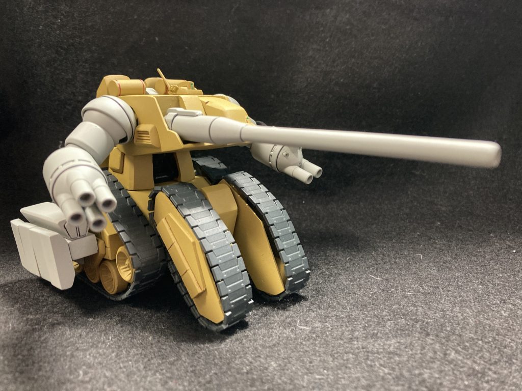 HGUC ガンタンクをベースにプラ板の箱組とパテ等々で作成しました。