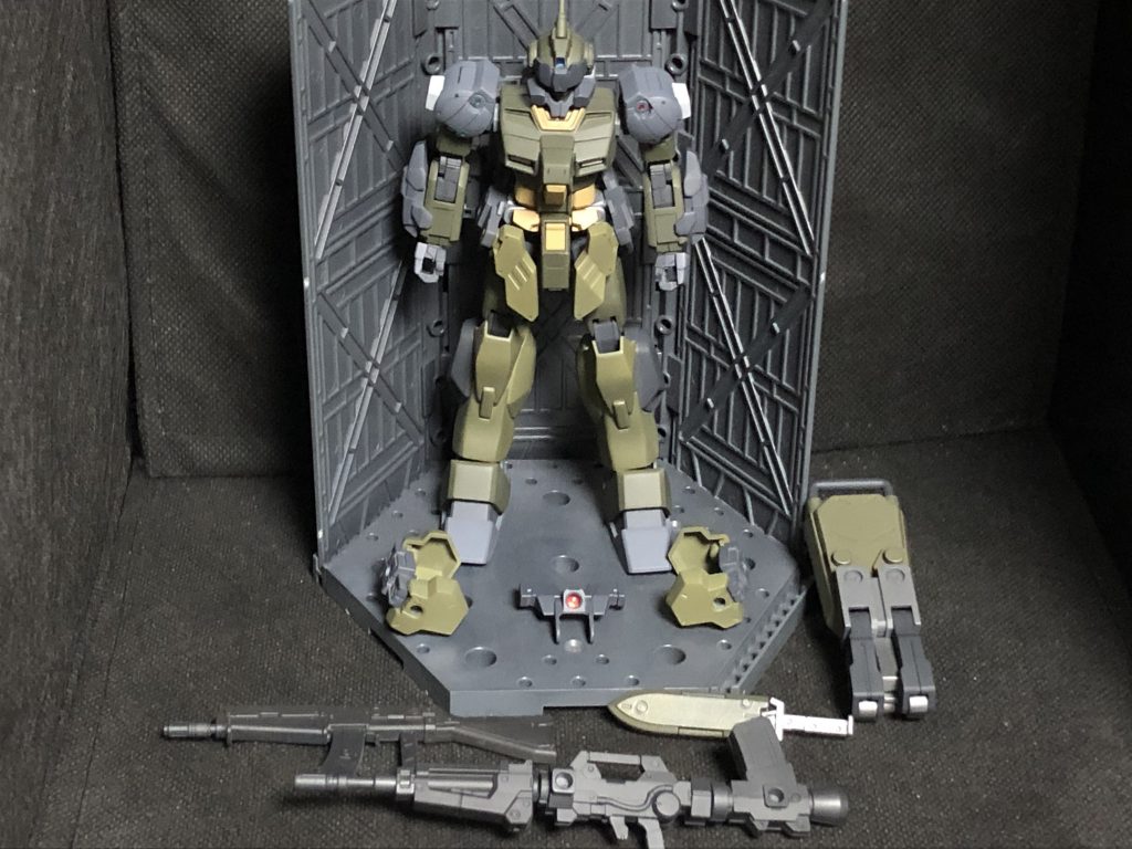 武装はバルカン、アサルトライフル、20m級用ナイフ、180mmキャノン改、デモリッションネイル、腕部ビームガンは内部が変更されダミーバルーンが発射される設定です。