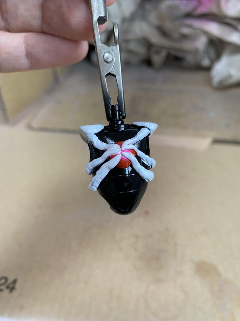白い部分はエナメル塗料を筆塗りしてます♪