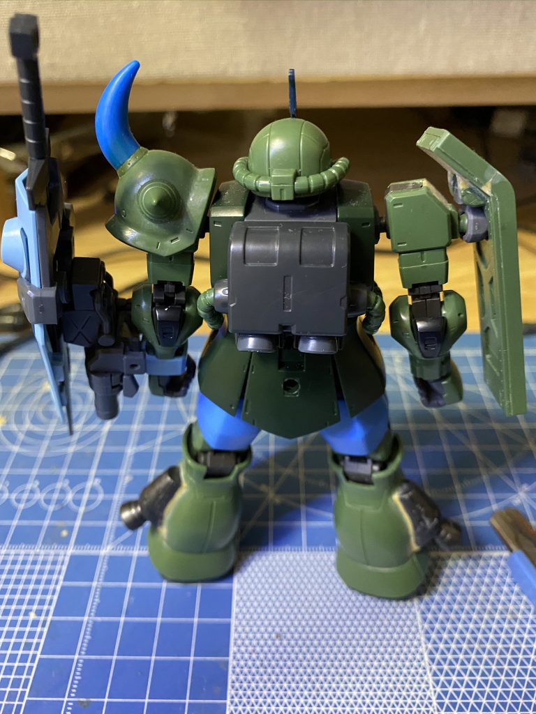 シールドはぶった切って丁度いい角度で固定、スラスターはビルダーズパーツのバーニアを接着、バックパックはグフカスタムの物を元のランドセルに被せる形で取り付けました。 