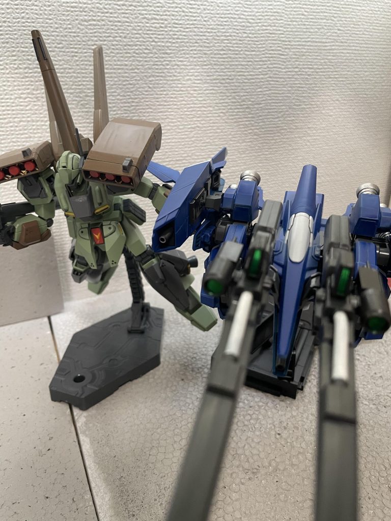 量産機と並べます。