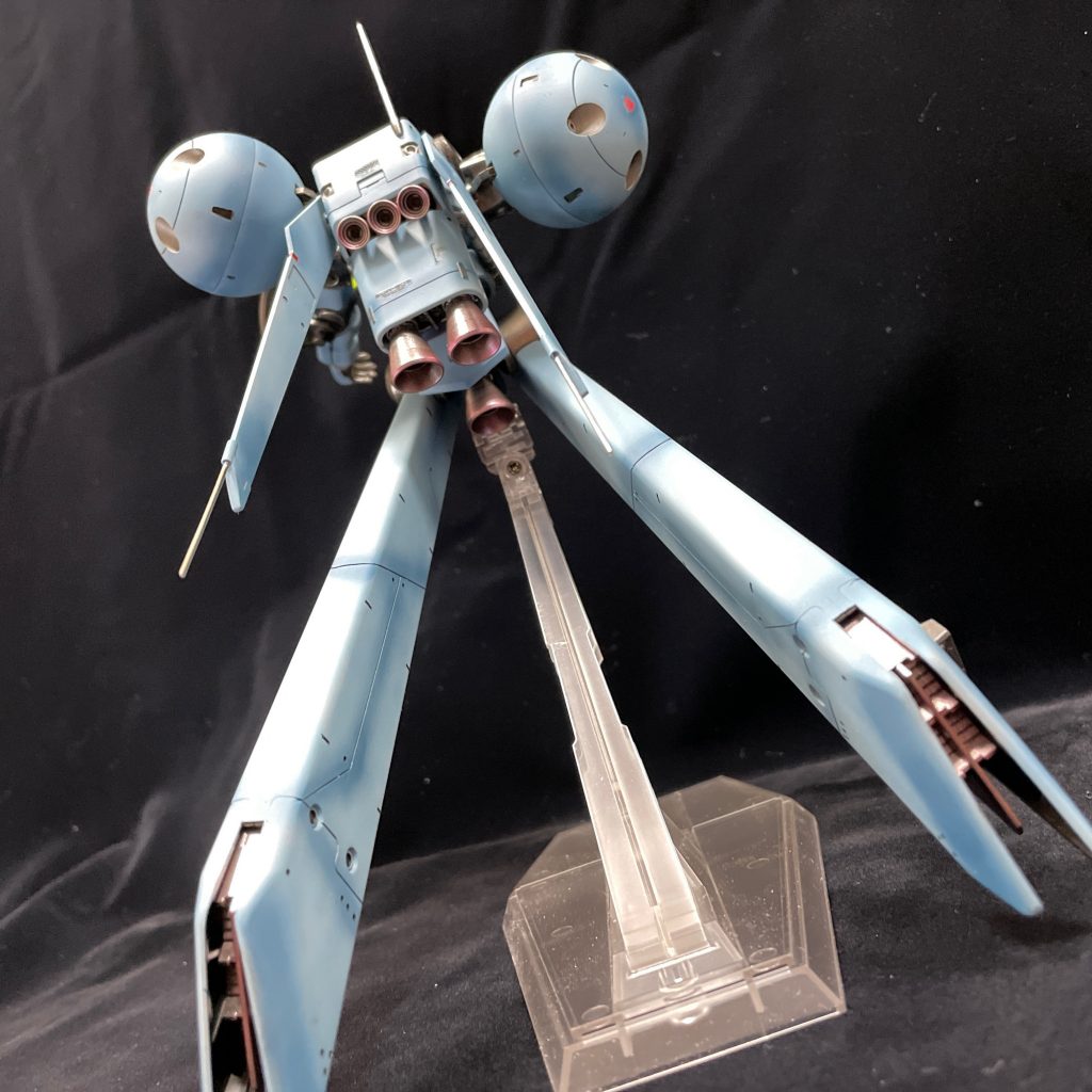 バックパックについてる羽？のようなパーツの先は切り落として、かわりに虫ピンを使っています。