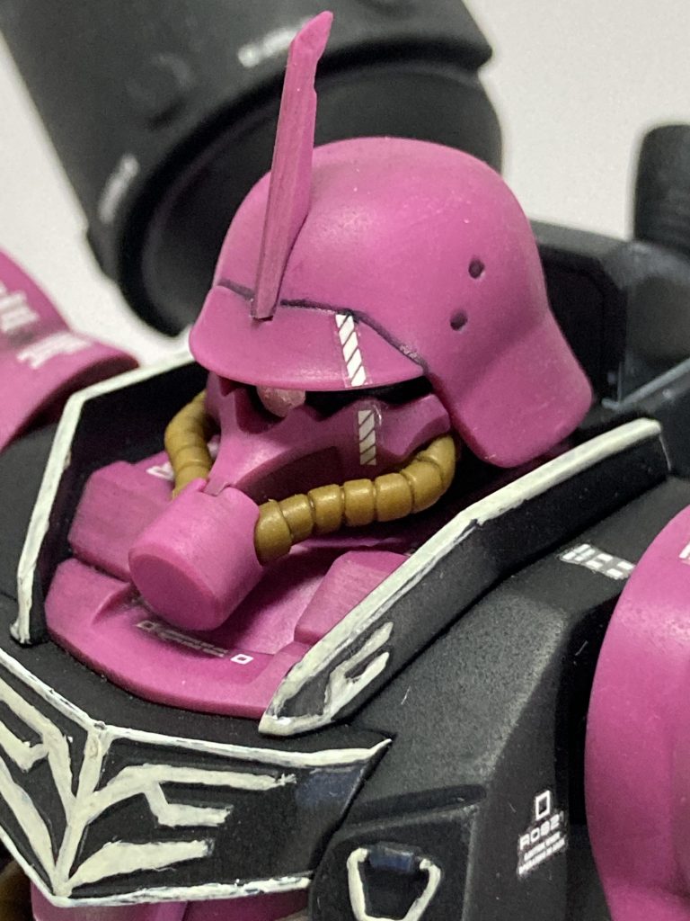 作業中、首関節を折ってしまい泣く泣く瞬着で固定しております。🥺ワル感を演出するようにコーションデカールを貼ってみました。😈