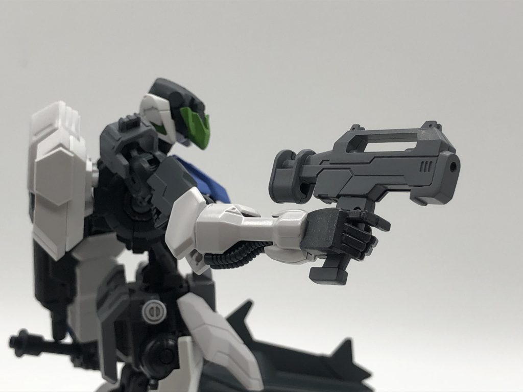 フラクチャーフレームを大きく歪ませる、fracture(骨折)弾を採用したブルパップカービン。