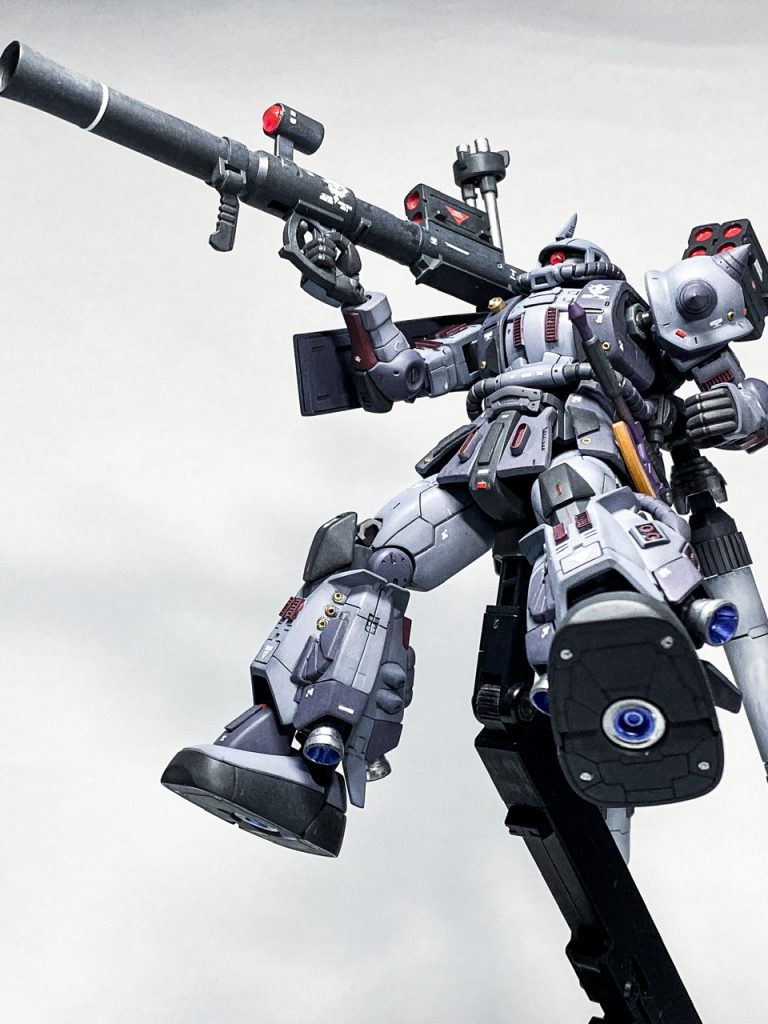 バーニアはガンダムマーカーメッキシルバーとメタバイオレットでピカピカに塗り分けました。高機動型はバーニアが足に集中しているので、下から見上げる煽り構図がとても映えます。