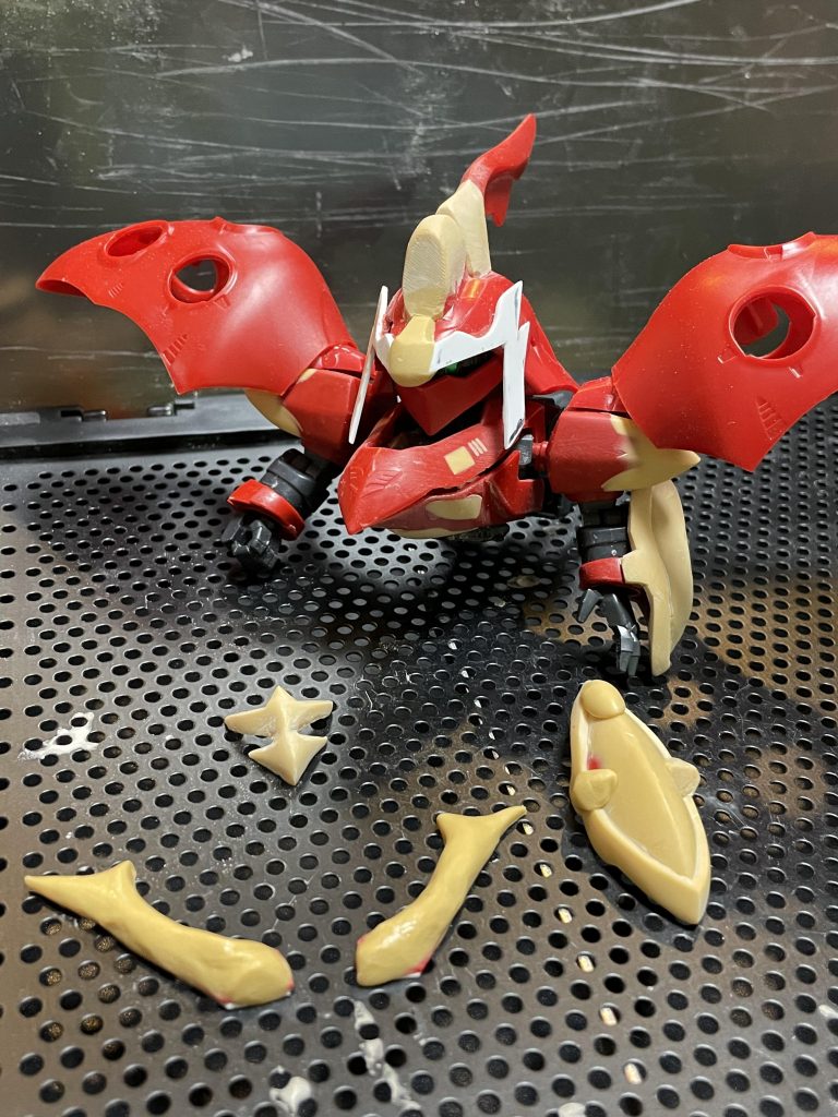 上半身頭飾りはプラ板です