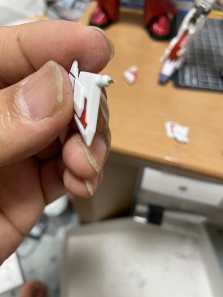 今回はフロントスカートを分割した後にグラグラしないように0.7mmの真鍮を仕込みました！