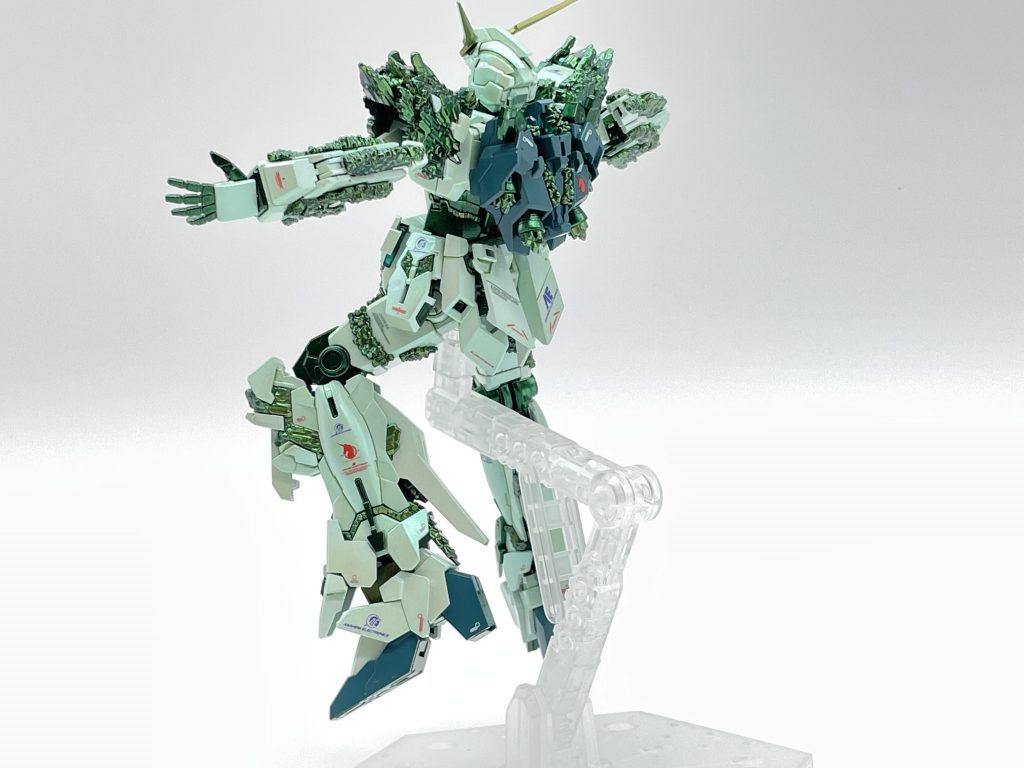 デカールも緑がかった感じにしたかったのでパール下地にクリアグリーンをのせる方法にしました