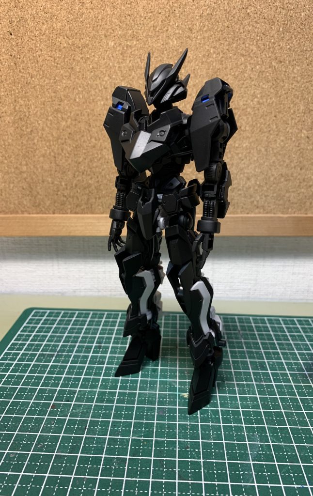 本体黒サフ状態ほぼ真っ黒です。