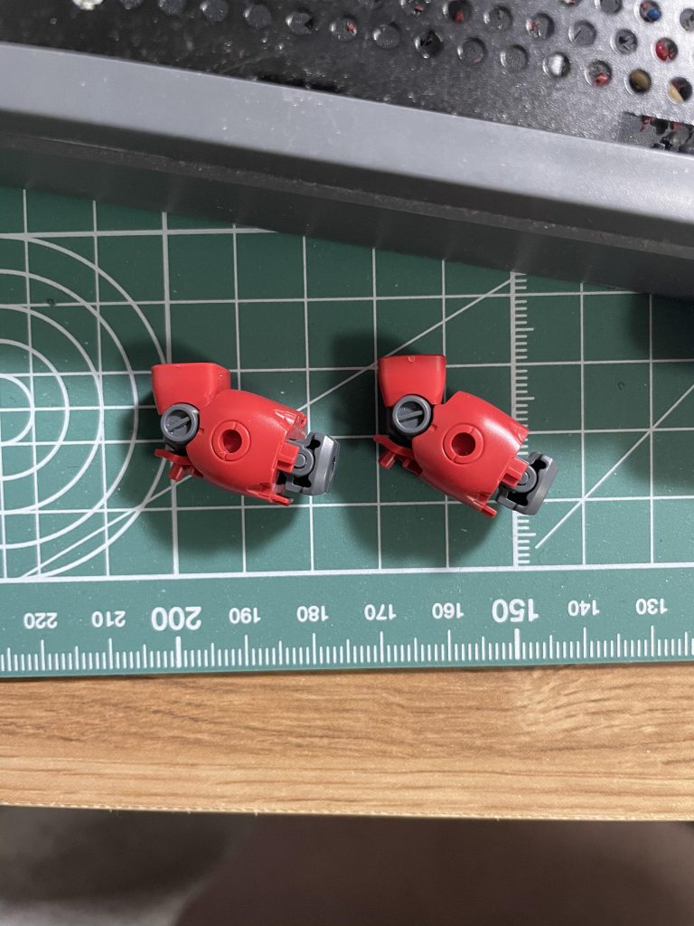 腕装甲は干渉部位を切断する事で少しだけ曲げられる角度が増えます。(右→左)素組みする方でも出来る範囲の改造ではないかな、と思うので是非