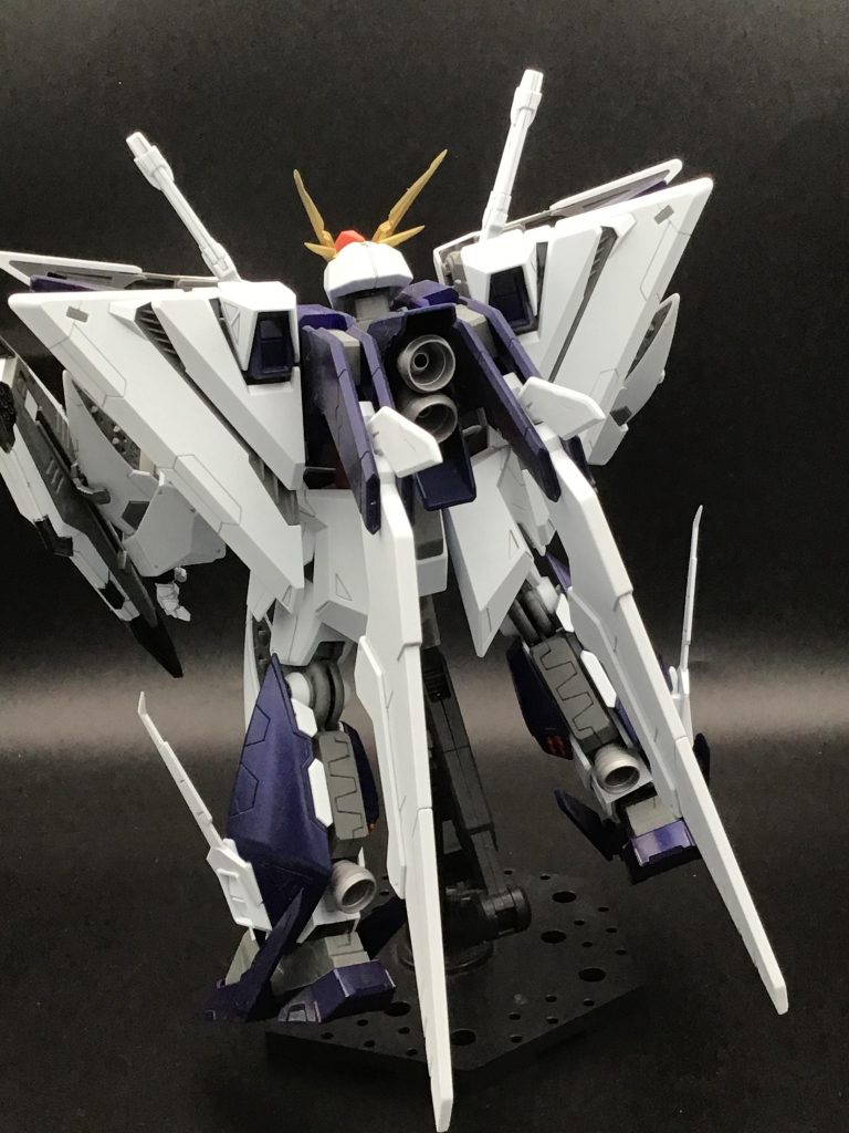 前後から。胸と頭部のアンテナは小説中巻のカラーのイラストのイメージに形状変更。他の部位も尖らせる所は尖らせて、小説版のトゲトゲしいイメージに近づけるべく頑張ってみましたwライフルやシールドは、小説にはカラーのイラストが無いので、ちょっと趣味に走ったカラーにしてみましたw