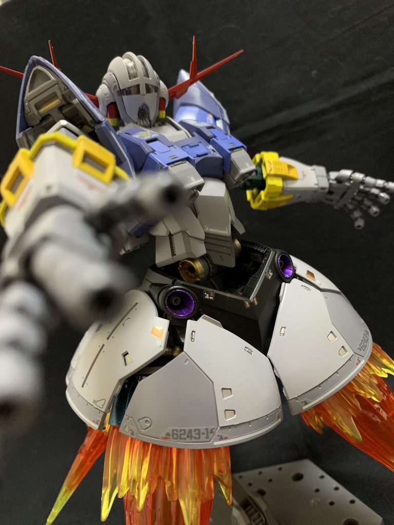 最初は明治アーモンドコラボの赤いジオングと考えてましたが右胸に貼るシャアのパーソナルマークのデカールを持ってなかったので断念