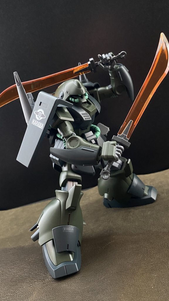 　短時間ではあるがホバー走行も可能である本機。機動性に長けた機体を狭く、入り組んだジャングル内で、二振りのヒートサーベルを振るう彼の操縦技術の高さが伺われる。