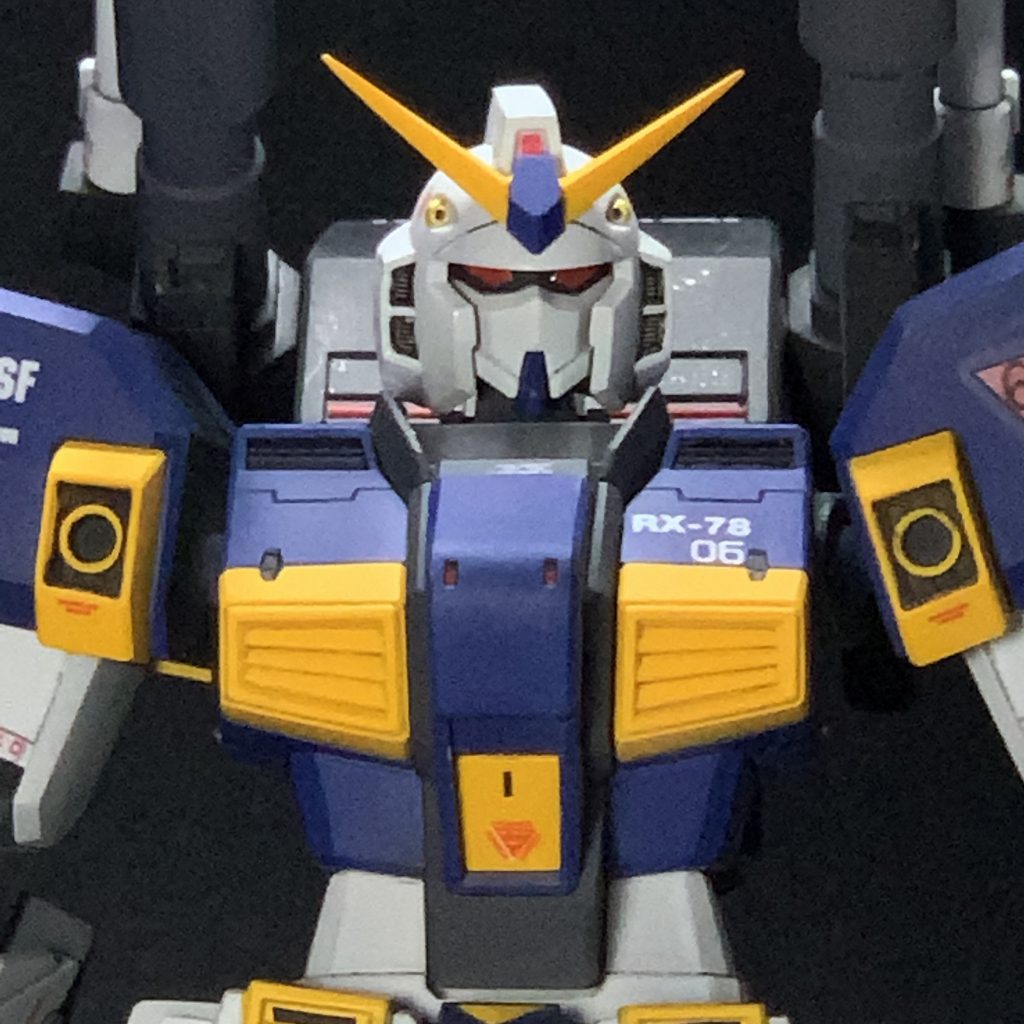 メインカメラは赤い方を選択やっぱりマドロックはこっちのイメージです一部にはフィニッシュシートを切り出したものとプラ棒を塗装したレッドポイントを配置しています