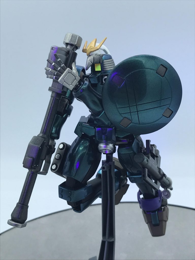 リーオーヴォラーレ専用ＬＶバズーカリーオーヴォラーレの実弾兵器。弾倉は交換式で最大装填数は5発。右脚腿部のポッドには3発のミサイルが格納されており、使用後はパージして機動性を向上させられる。