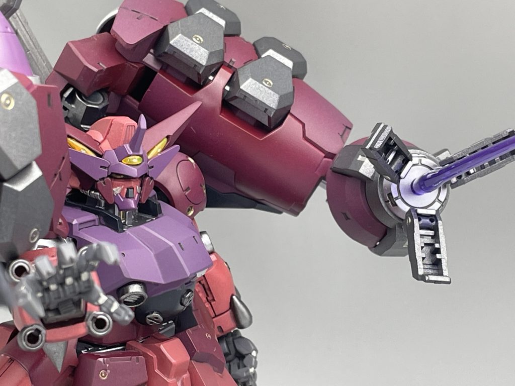アームに直接付けるビーム刃として紫のものを用意。こちらはエルドラウィンダムから拝借したもの。