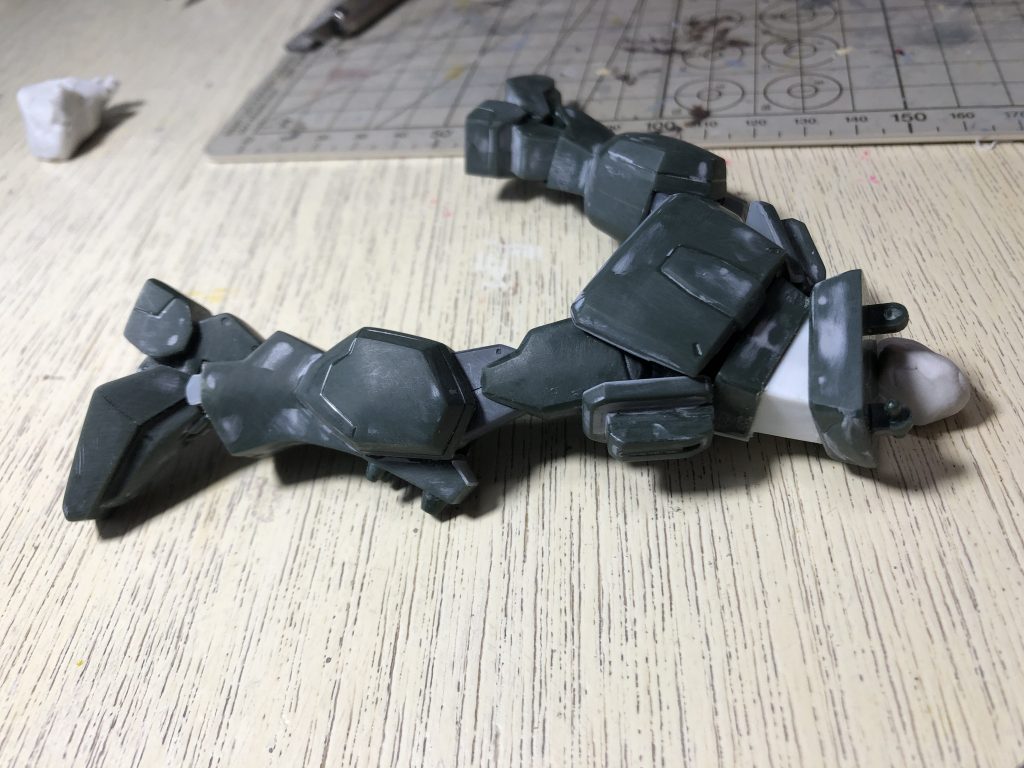 アンクルパーツを別パーツ化したり、股関節の稼働軸変更、腹部の捻りを追加などなど。