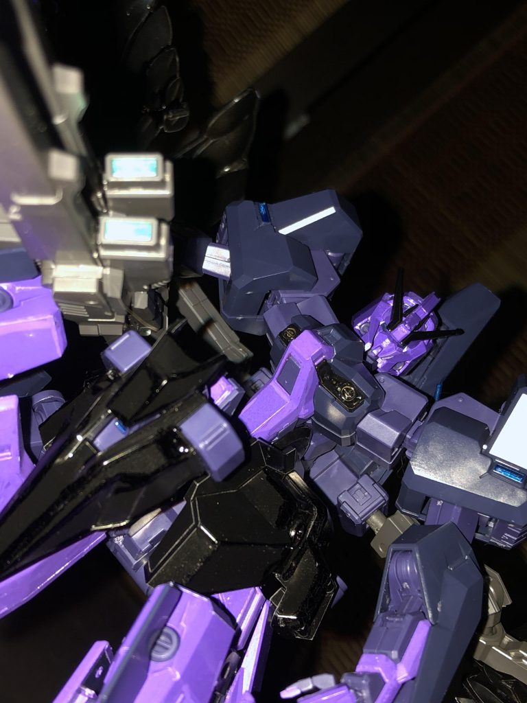 翼を広げ、翼内に収納されてたツインバスターライフルを持って反撃開始‼︎