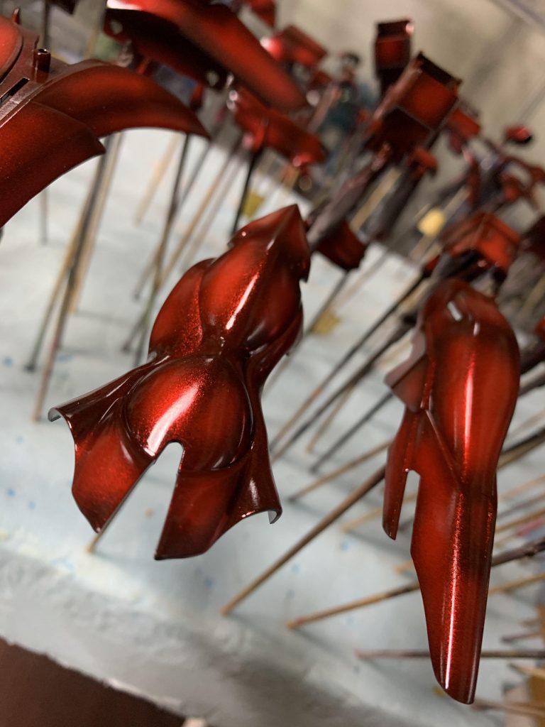 これだけツヤツヤでいい感じのキャンディ塗装ができたものに艶消しをかけるのには最後の最後まで悩みました…