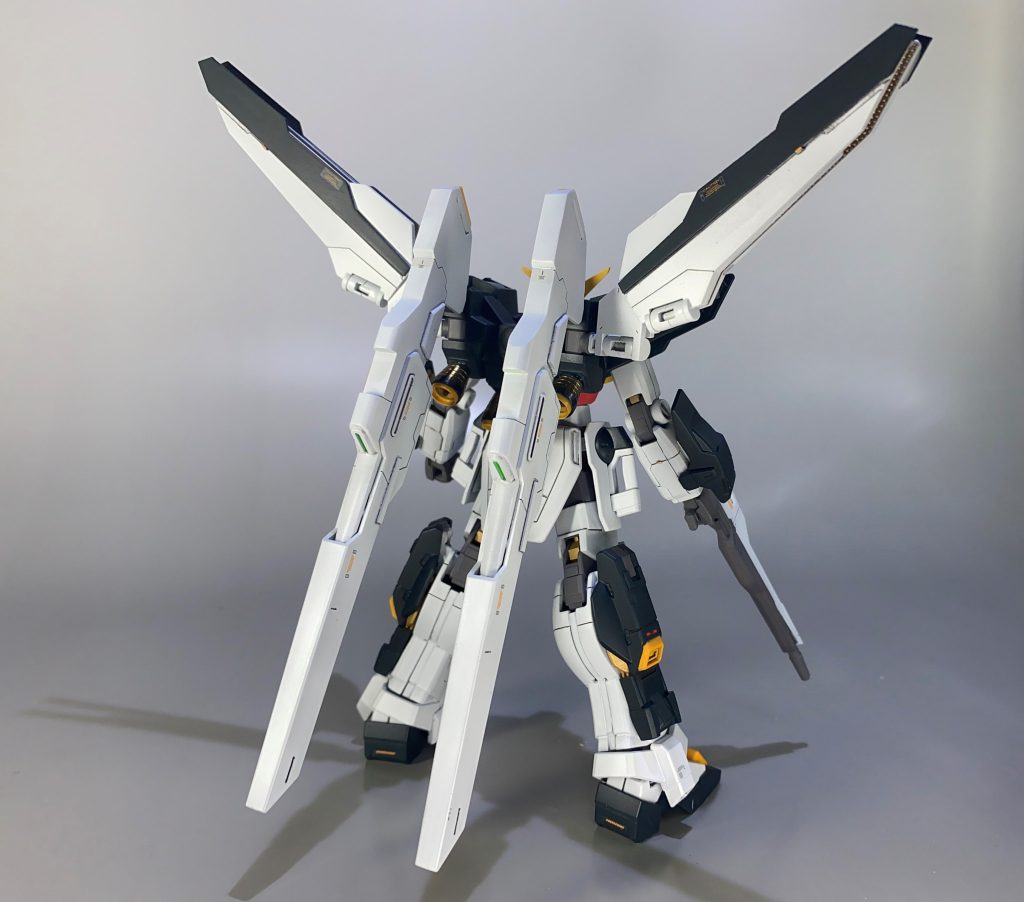 胸の武装や背部バーニアにメタルパーツを使いました。