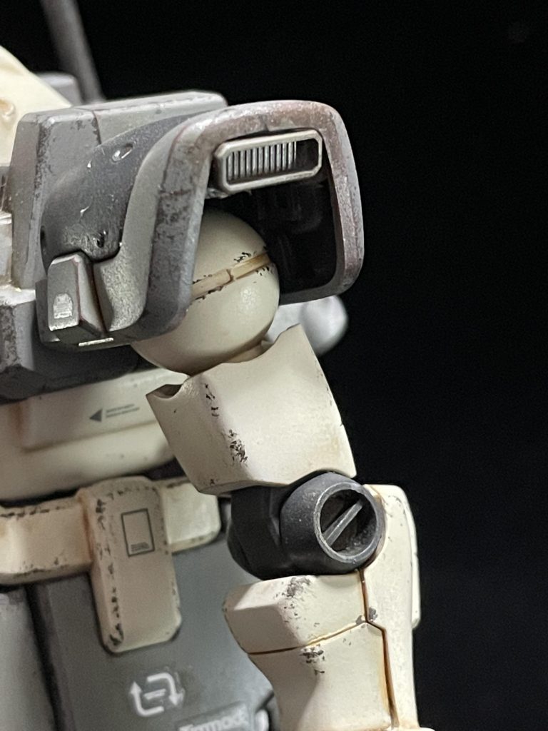 肩アーマーの隙間が気になったのでダクトパーツを取り付けて埋めてみました。