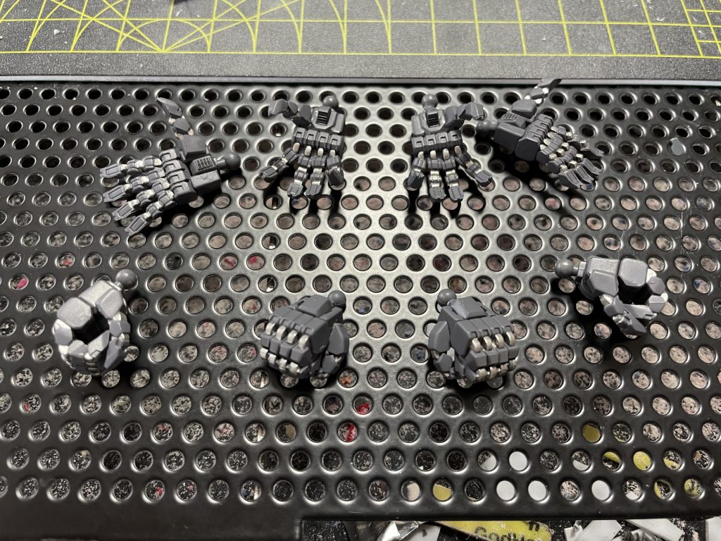 付属していた武器持ち手では満足出来なかったので、コトブキヤのワイルドハンドを採用。3.5mmのボールジョイントが丁度入りますが、換装するなら手首を受ける側の穴を少し拡張した方がいいです。丁度良さすぎな上硬いのでボールがもげます。もげました。作り直しました。