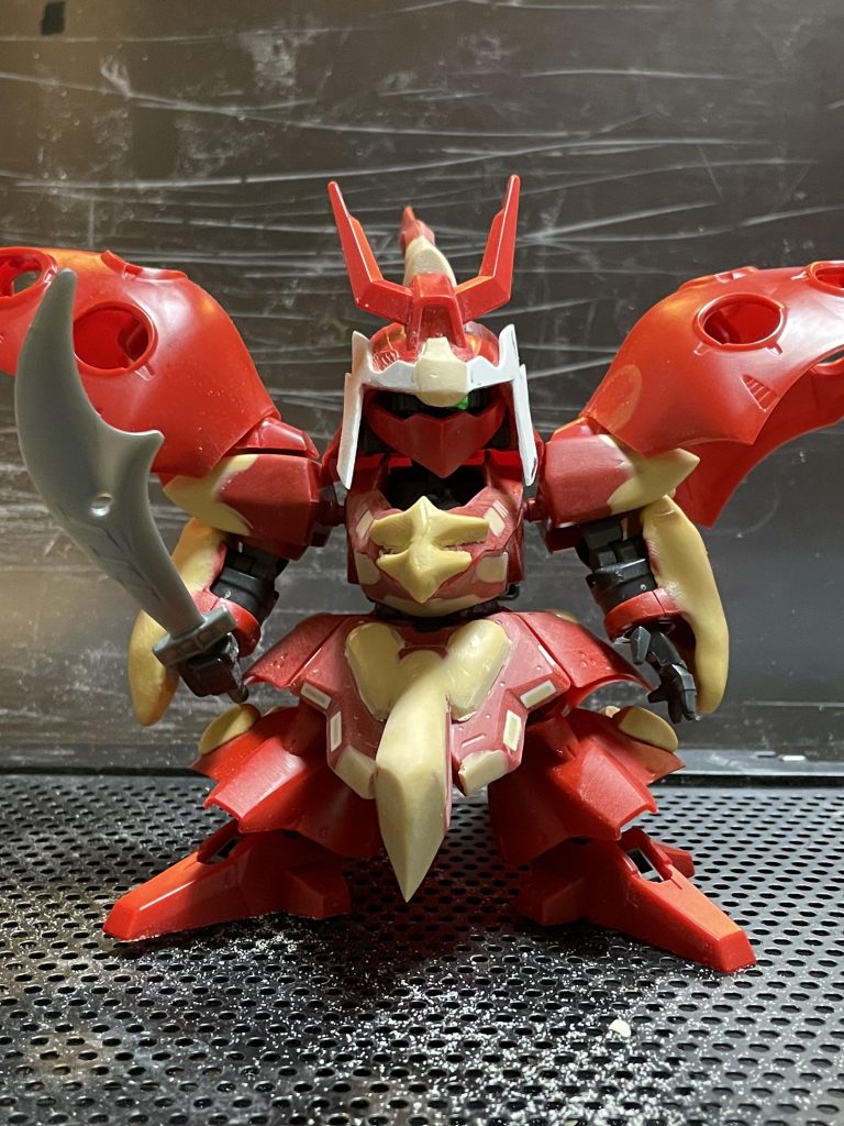 初期の構想です。特徴的な腰、胸、腕を主にパテで作り始めました