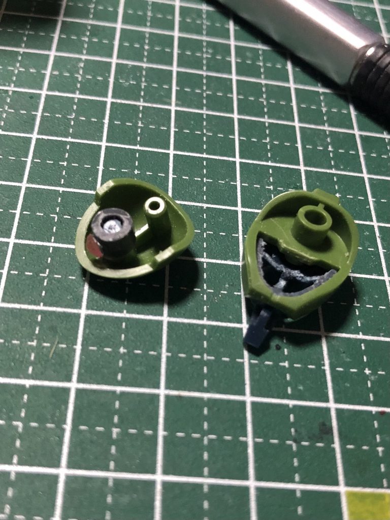 頭の中を切ったり削ったりして余ったポリキャップにモノアイを貼り付け可動式にしています