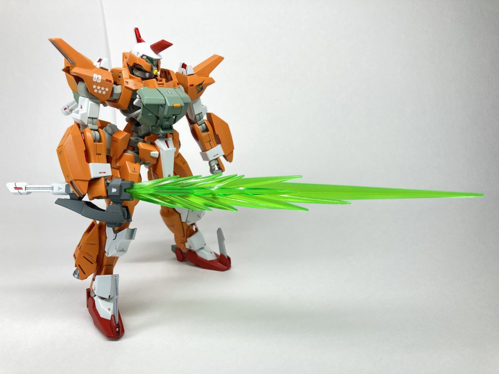 モード2 両手剣モード背部左右スラスターにそれぞれ1本ずつ装備したグリップ兼エネルギーパックを接続し、両手で剣として使用するモード。両手持ちも可能にしたので、取り扱いが容易になり1番標準的なモードにしてます。ビーム刃なので比較的軽量で片手でも取り扱い可能。難点としては、エネルギーパック方式による稼働時間が有限な点。モンハンのナルガ太刀をイメージに、メカが使うビーム兵器にしてみました。