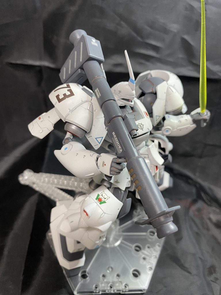 最後にバズーカとビームサーベルを構えて!勝手に妄想全開で製作できました。いろいろパーツを譲っていただいた方などに感謝です。ありがとうございました。