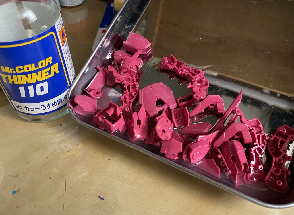 当初ガンダムマーカーのシャアピンク2をエアブラシシステムで吹いたのだが、劣化していたのかかなり沈んだ色に。シンナードブ漬けで塗装を落とし、水性ホビーカラーで塗装。    