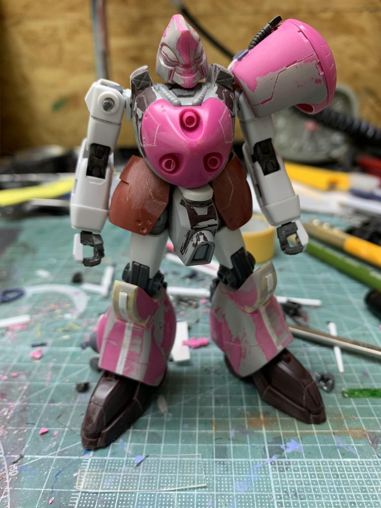 メッサーのジャンクパーツを腰に付けてみたけど却下。肩が淋しすぎるので彫ったりジャンク埋め込んだりしました。