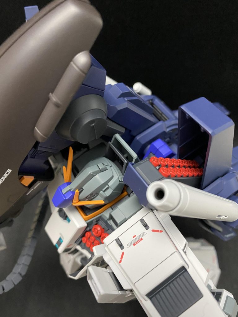 ミサイル積みまくりで、ヘビーアームズ並みに危ない機体。