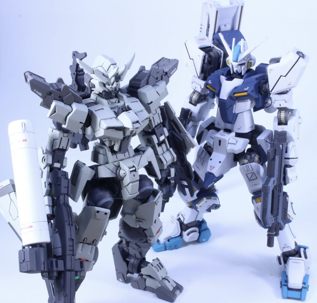 最後に…初ミキシングのガンダムヒュアースとツーショット。コイツを眺めていて、こういう形カッコイイよなあって思って30MMに辿り着きました。時間かかりすぎてもうミキシングはいいや〜って思うけど、やっぱりミキシングやってしまう…今はモチベーションも皆無なので、既製品をストレートに塗装したりして模活して行きたいと思います。最後までありがとうございました。