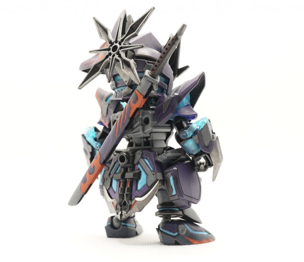 ツノとフロントスカートのクナイ、リアスカートの鎖鎌っぽい部分、手裏剣はシルバーで塗装。