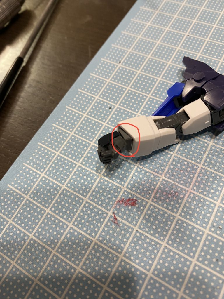 手首はフリットのAGE-1と差別化するために一回り大きなHGUC系のハンドに変えました隙間ができるので、市販のスラスターパーツをくり抜いてカバーにしました