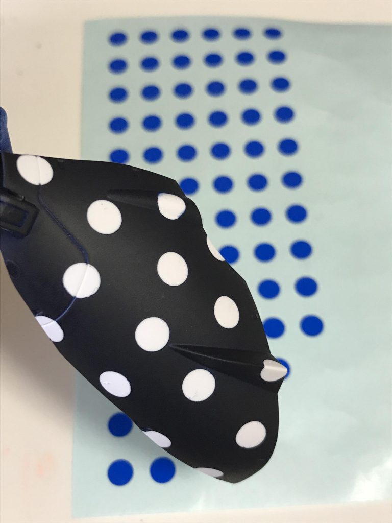 スカートの水玉模様は、タックシールでマスキングして塗りました。なかなか上手くできました♪シールと一緒にはがれてしまった部分は手で塗り、染み込んだ部分はナイフで削るなどして、きれいに整えました。