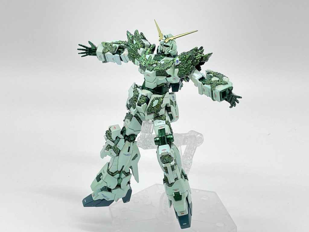 装甲部も光の辺り方で白っぽくも緑が強めにもなります白地にクリスタルカラーのターコイズグリーンを使っているので光が当たると緑になります 