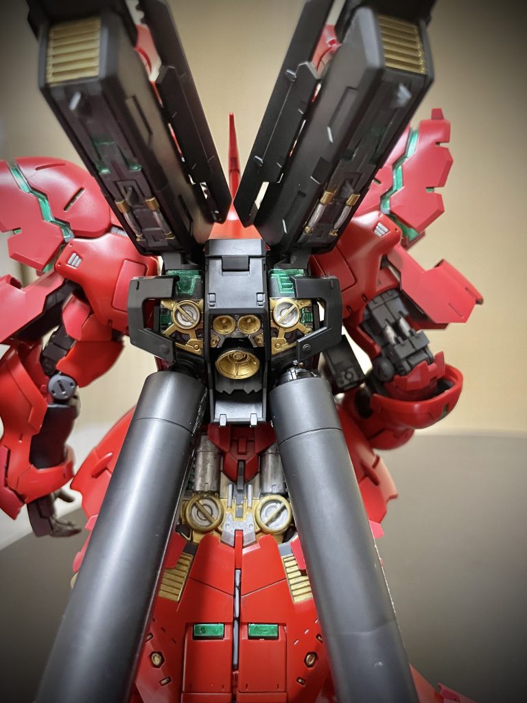 塗装しまくった背面部。気づいたらゲッターロボみたいな配色で笑いました。