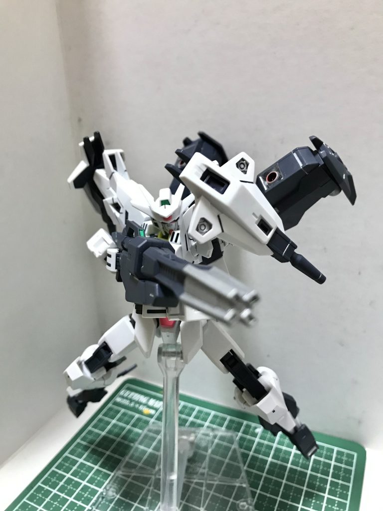 アクション①腕の武装【マニファービット】は肩に取り付けることも浮かしてビットとして展開することも可能