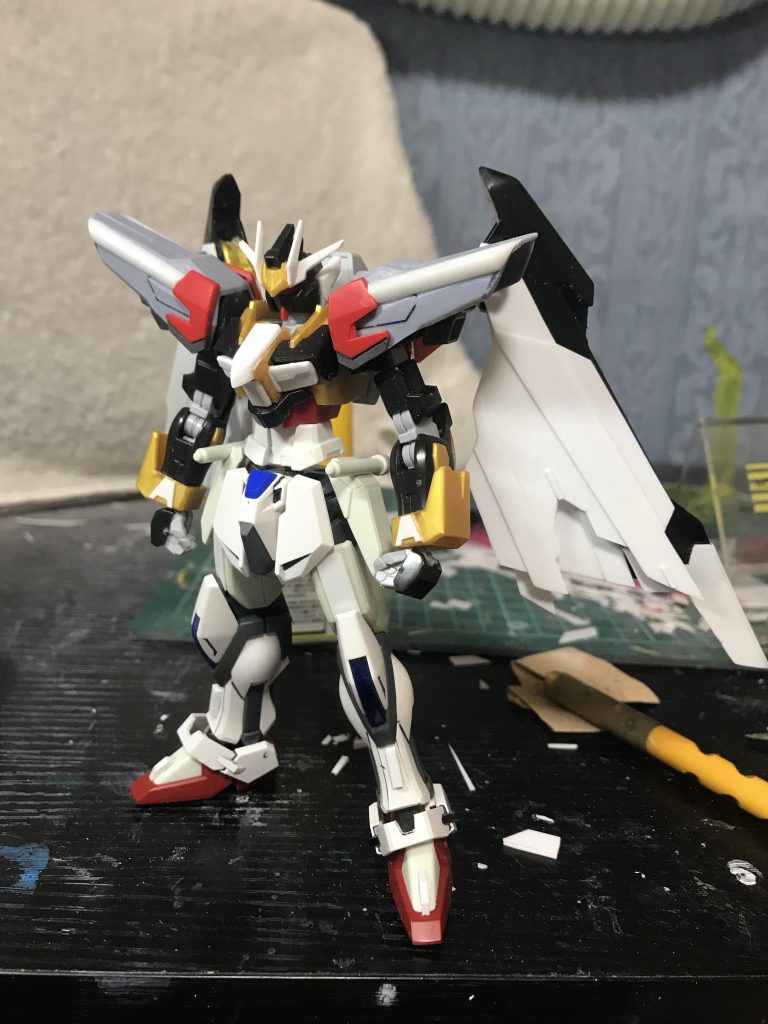 1から作り直すと言う意志のもとエクストリームガンダムのパーツは一切使わずに既存の機体からパーツをミキシングして足りない所は全てプラ板で自分好みにスクラッチしました、これはまだベースにしたシュバルツリッターの形が色濃い試作品