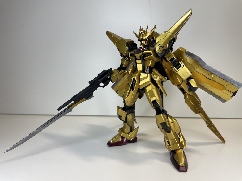 初めは自宅で撮ってたのですが(上記の写真)、イマイチ光量が足らず、撮影は大阪日本橋のアニプラカフェNT-BASEで行いました。