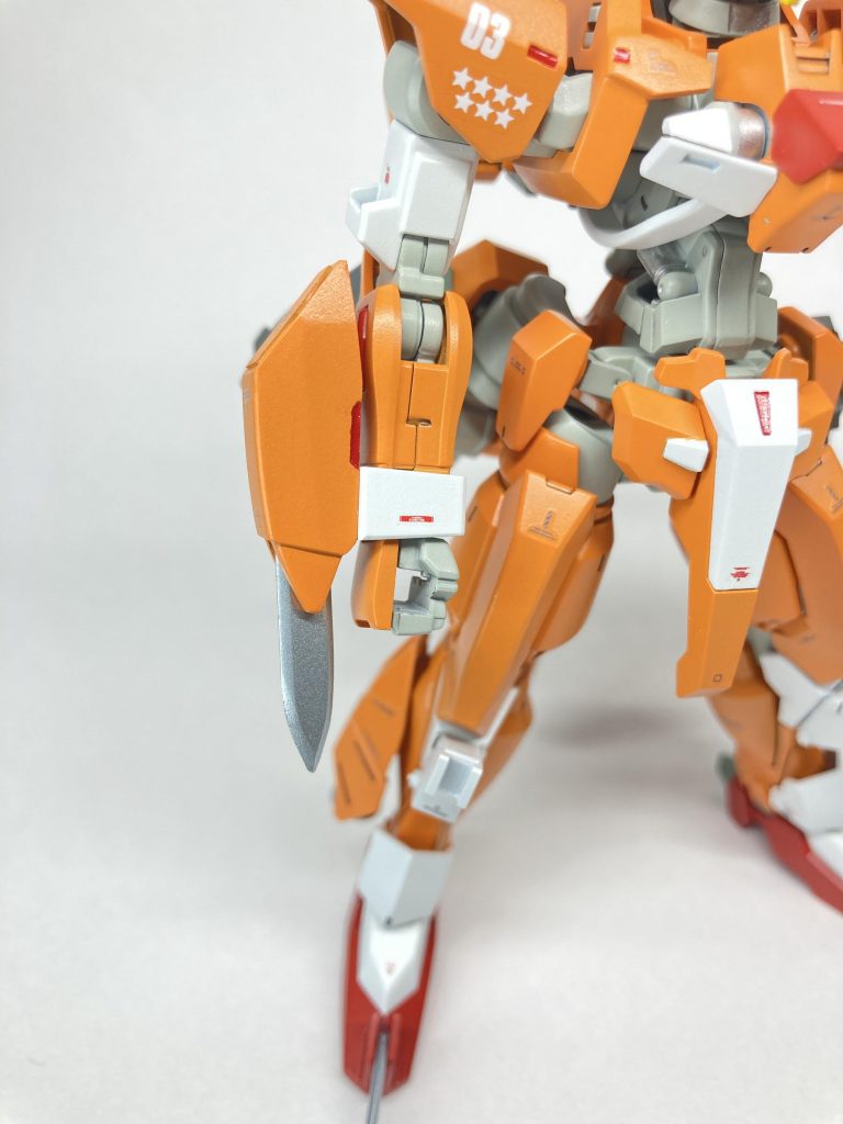 高周波ブレード(前腕)両前腕に装備したブレードで斬る、突く何方も可能な形状とマニュピレーターに頼らない接近戦が可能になる様しました。武器自体差し替え無しで展開可能(ただブレードを引き出すのが恐ろしく面倒なのであまりしたくないw)