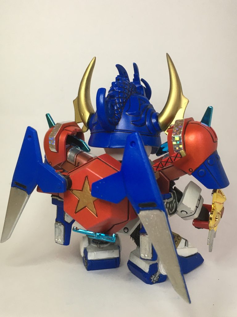 真紅主の頭部は巨大なため、兜の中心線でプラ板を挟み２ミリほど延長。内部を少しくり抜き、何とか入りました。大きな目に合わせてマスク部を下に移動。ひさしをパテで尖らせました。