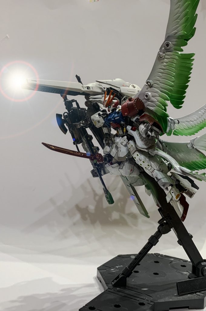 翼で太陽光を受けエネルギーに変換、キャノンで放出します。ソーラレイからの発想ですね。 