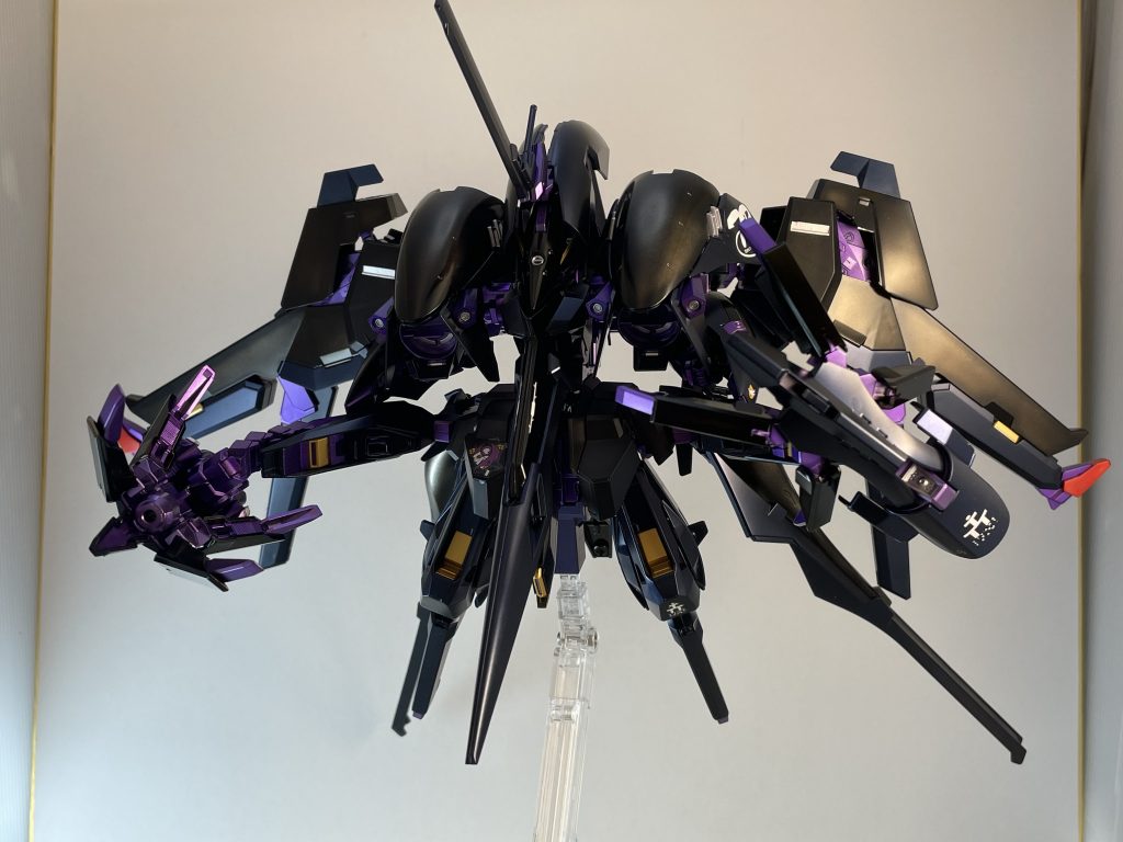 ミキシングする際にバックパックを装備させることで機体サイズが大きくなり、比較的腕が小さく見えてしまい、腰アーマーにクローモードのコンポジットシールドブースターを装備させ、副腕としました。