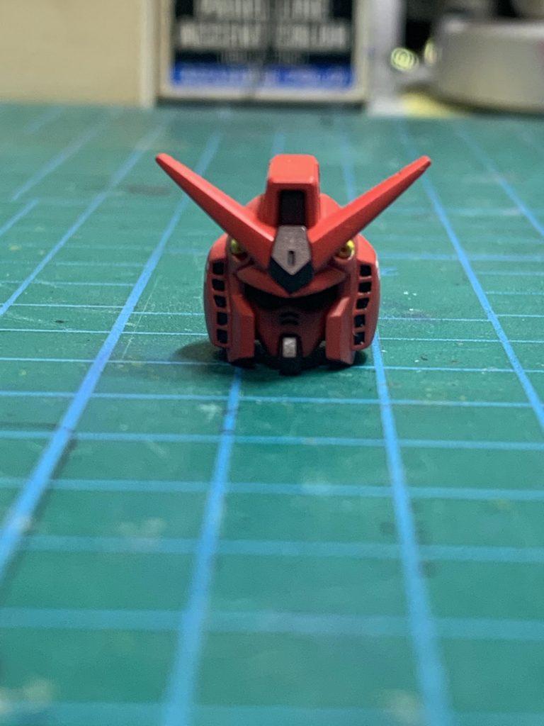 頭部パーツを無くしたのでジャンクのエントリーグレードから拝借しました 横のダクト？部分とバルカン砲を塗り分け