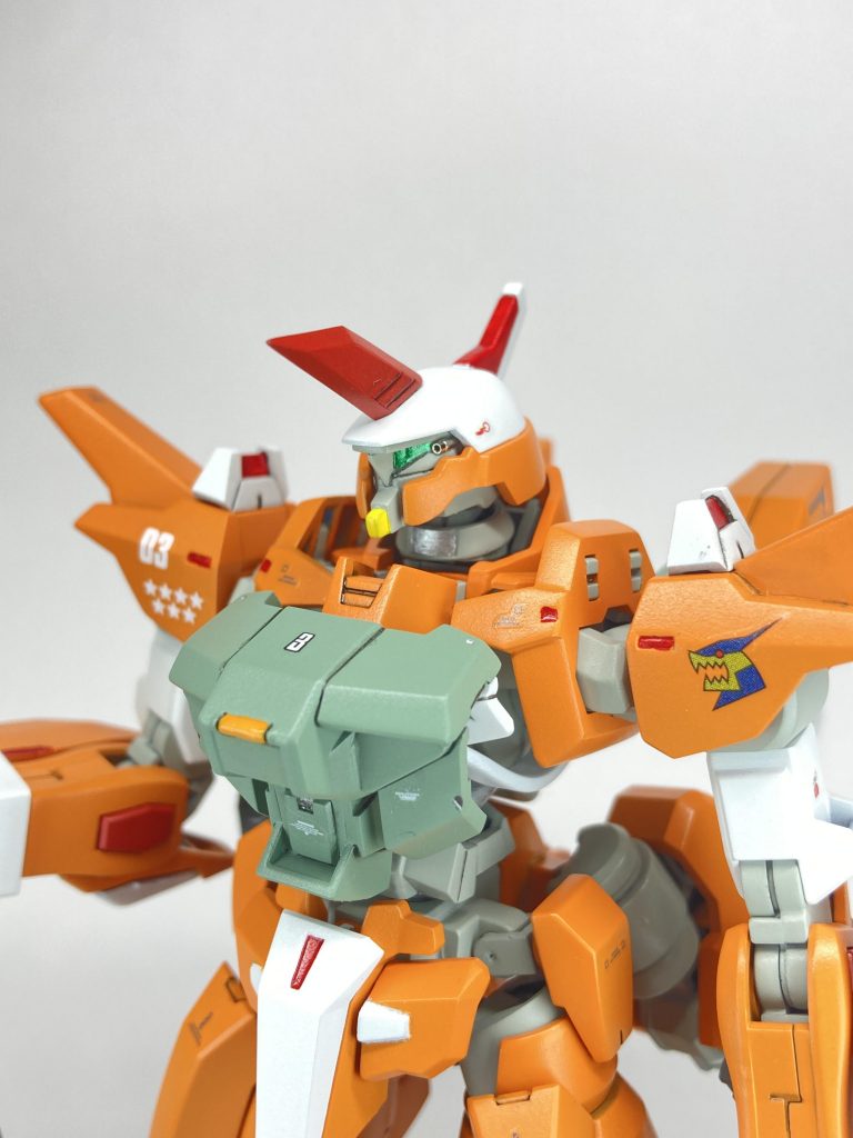 頭部左側に搭載してる機関砲はハイキューパーツさんのやつを。シュヴァルべフェイスにある隙間が丁度いい感じに空いてたので付けてみました。(右側は埋めて対応)フェイスもセンサーの露出を抑えたり突起を付けてみたりしてます。