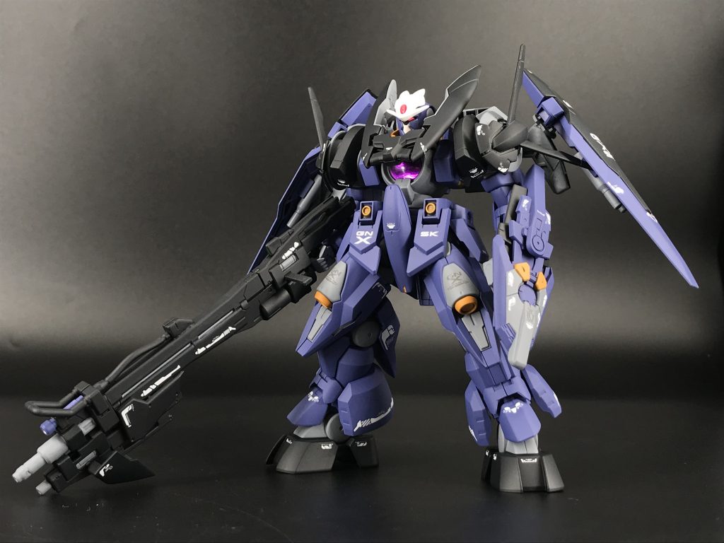 正面から。HGのジンクスⅣを基にジンクス、アクセルレイトジンクス、アドバンスドジンクス、オーガ刃-X、ストライカージンクスなどを使ってミキシングしてあります。配色はハイザック・ヴァナルガンドを参考に塗装しました。理由はパーツの構成がヴァナルガンドに似ていたのと昔ガレキのヴァナルガンドを塗装失敗でゴミにしたトラウマがあったので昔から似たようなガンプラを作ってみたかったからです。